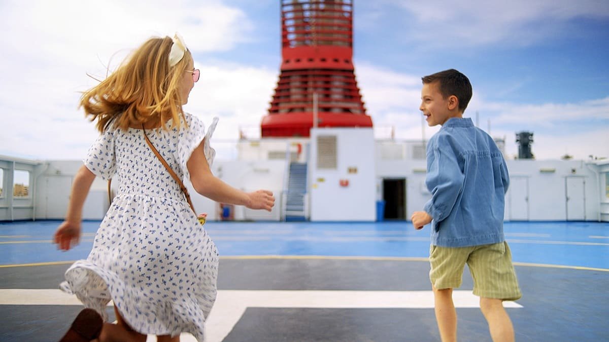 oikogeneia-pasxa-promo-minoan-milos-2026